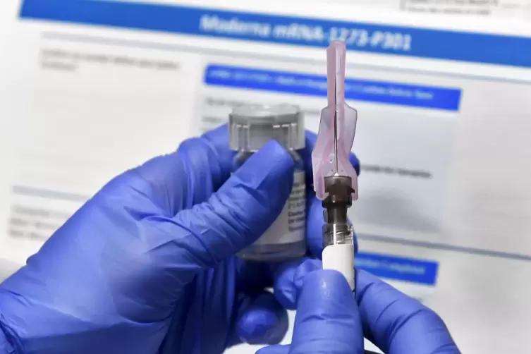 Eine Krankenschwester bereitet eine Spritze mit einem potenziellen Impfstoff der US-Biotech-Firma Moderna gegen Covid-19 vor.