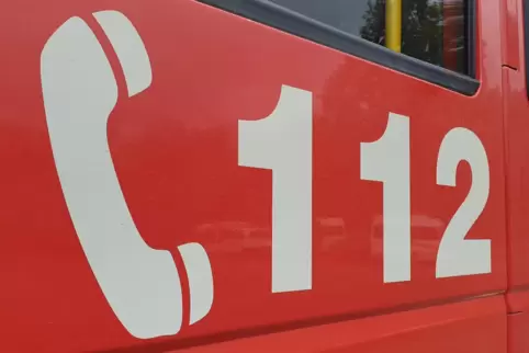 Wegen einer brennenden Mülltonne war die Feuerwehr in der Nacht auf Montag in Falkenstein im Einsatz.