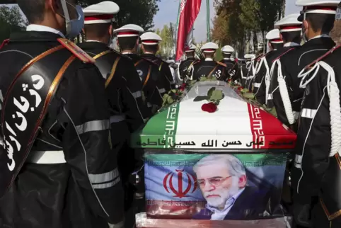 Trauerfeier in Teheran: Das Bild des ermordeten Mohsen Fachrisadeh prangt auf einer Fahne, die über seinen Sarg drapiert wurde.