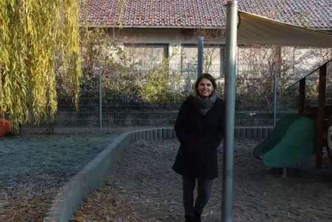 Freut sich gemeinsam mit den Kindern auf mehr Platz: Christina Tabouch, Leiterin der Kita Tausendfüßler, vor dem Haus, das abger