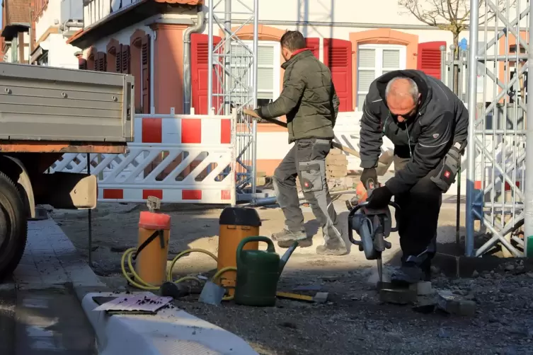 In der Hauptstra&szlig;e werden auch die Gehwege erneuert.