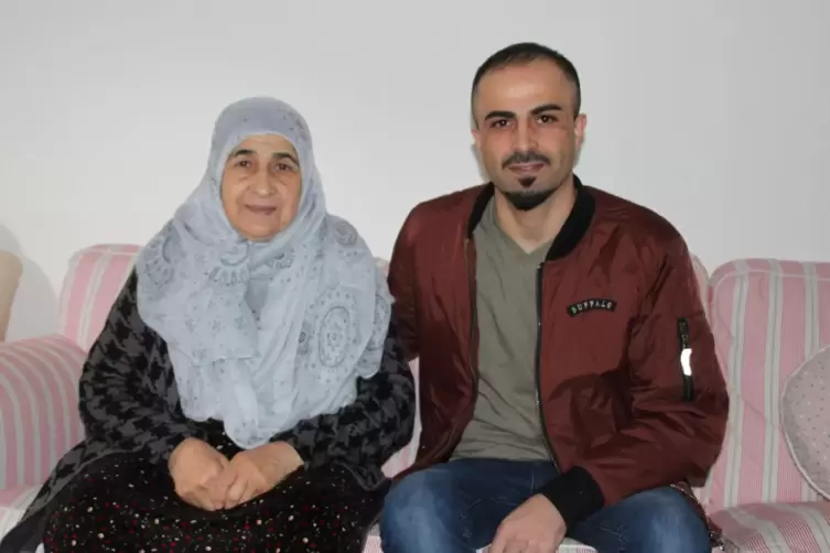 Khadija Hassan und ihr Sohn Dali kamen flüchteten per Boot, Bus und zu Fuß nach Deutschland. 