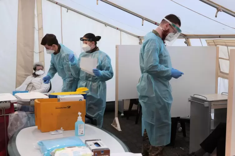 Drei Sanitätssoldaten der Bundeswehr sind dieser Tage in einem Zelt vor dem Haupteingang des Kreiskrankenhauses im Einsatz: Sie 