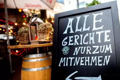 Der Verkauf von Speisen zum Mitnehmen bleibt der Gastronomie weiterhin erlaubt, ein Ausschank alkoholischer Getränke ist hingege