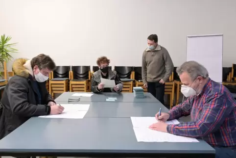 Fleißig am Auswerten in der Johanneskirche (von links): Thomas Kohl, Pfarrerin Corinna Schauder, Alexander Schengel und Jürgen B