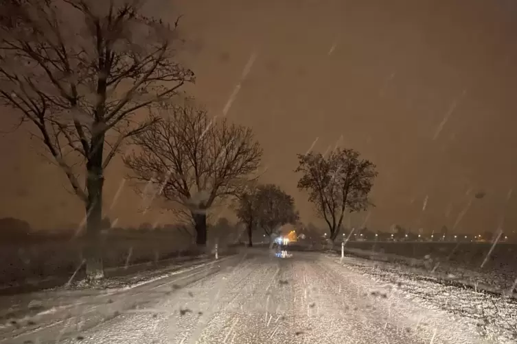 Auch in der Vorderpfalz hatten Autofahrer am Morgen mit schneeglatten Straßen und verminderter Sicht zu kämpfen. 