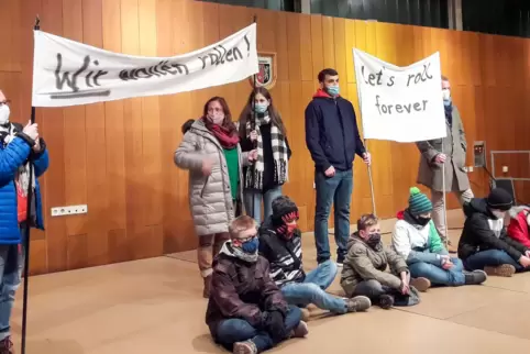 Verfolgten auf der Bühne des Dorfgemeinschaftshauses die Ratssitzung: Nutzer und Freunde der Rollsportbahn die möglicherweise ei