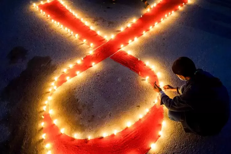Eine rote Schleife aus Kerzen in Kathmandu, Nepal. Die rote Schleife ist das Zeichen der Solidarität mit HIV-infizierten Mensche