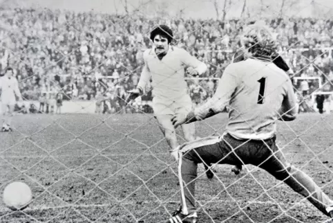 Heute vor 42 Jahren: Willi Kiefer erzielt, unhaltbar für FCK-Torhüter Ronnie Hellström, den 2:1-Siegtreffer für Südwest Ludwigsh