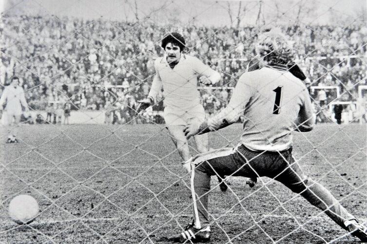 Willi Kiefer von Südwest erzielt am 2. Dezember 1978 im DFB-Pokal das 2:1gegen den FCK. Torhüter Ronnie Hellström ist chancenlos