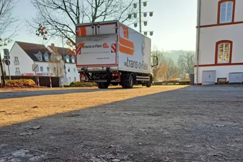 Auf dem Einöder Dorfplatz parken laut Ortsvorsteher Karl Schuberth immer wieder Fahrzeuge, die dort nicht hingehören. Auf dem Einöder Dorfplatz parken laut Ortsvorsteher Karl Schuberth immer wieder Fahrzeuge, die dort nicht hingehören.