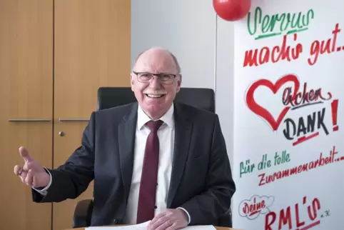 Alois Hellmann Am Schreibtisch im Büro ohne Schmuck. „Ich bin ja zum Arbeiten da.“ 