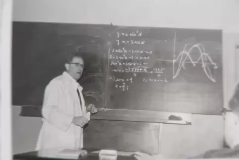 Ein Bild von seinem Mathelehrer hat Walter Maurer noch.