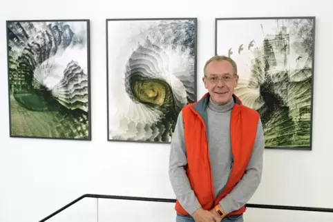 Plötzlich Galerist: Uli Bormuth in seiner C7-Galerie vor Werken des Grünstadter Fotografen Ralf Schmitt. 