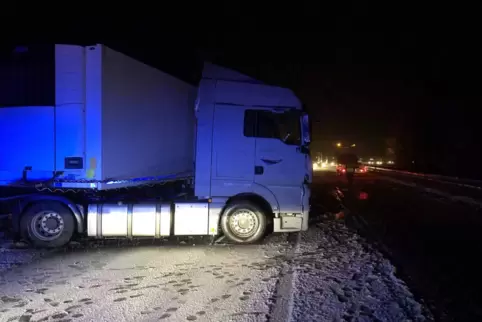 Am Morgen drehte sich auf der B10 bei Wilgartswiesen ein Lastwagen. 