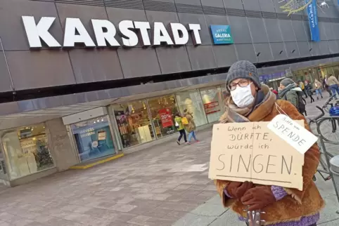 Im wahrsten Sinne stummer Protest vor dem Kaufhaus.