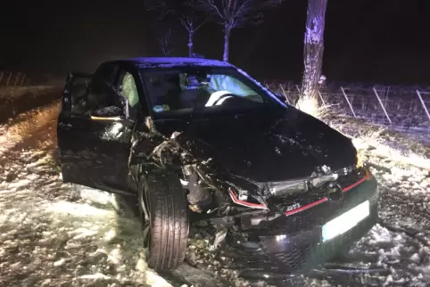 Totalschaden: Der Fahrer dieses Autos, auf dem noch Sommerreifen montiert waren, kam auf schneeglatter Fahrbahn von der Straße a