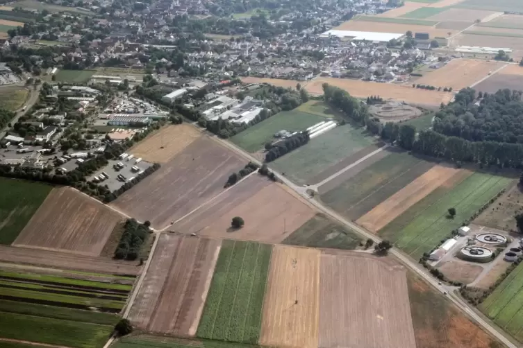 Schwegenheim und seine Kläranlage (rechts): Das Abwasser des Dorfs soll künftig von kleinen Plastikpartikeln befreit werden.