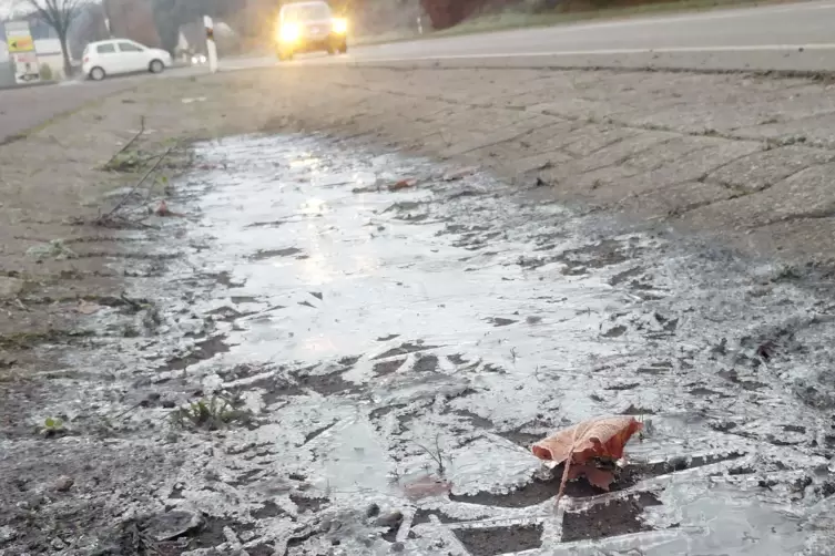 Durch gefrierenden Regen können die Straßen auch am Dienstagabend gebietsweise glatt werden. 