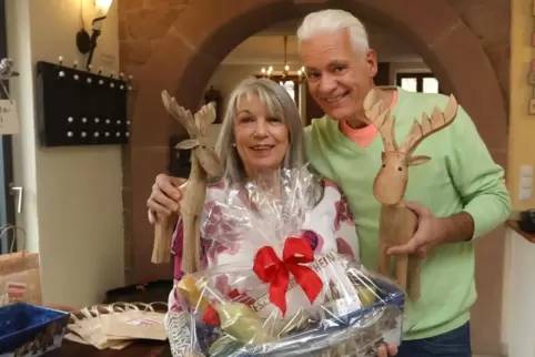 Bieten während des Lockdowns weihnachtliche Präsentkörbe: Birgit und ihr Mann Fernando Querido-Martins.
