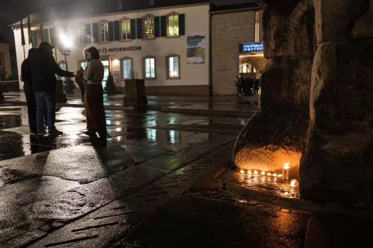 Nach der Todesfahrt: Während online wie verrückt über das Verbrechen getwittert wird, brennen in Trier Kerzen als stille Zeichen