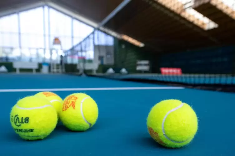 Während unter anderem in Rheinland-Pfalz derzeit die Tennishallen wegen des Coronavirus geschlossen sind, darf im Saarland und i