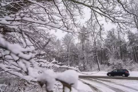 Winterliche Straßenverhältnisse bei Hochspeyer (Kreis Kaiserslautern).