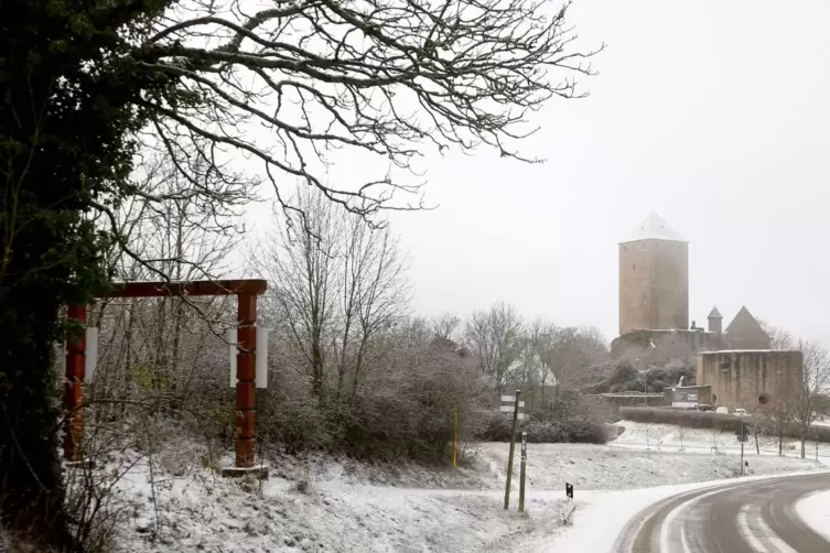 Rutschige Angelegenheit: die Stra&szlig;e zur Burg Lichtenberg.