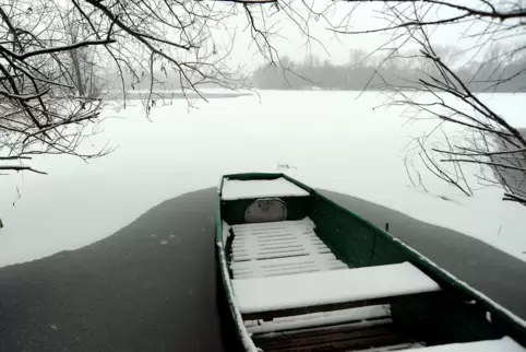 Ein Angler darf in so einem Kahn im Winter auf den Silbersee, ein Wassersportler mit Kanu nicht. Dieses Bild stammt vom nicht ga
