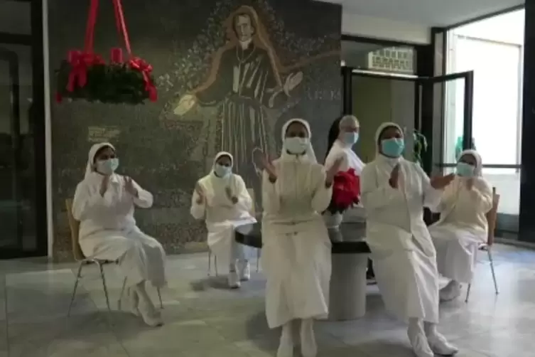 Ärzte, Pflegekräfte, Nonnen, Rettungssanitäter und weitere Angestellte tanzen zu „Jerusalema“. 