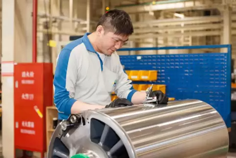 In China beschäftigt die Heidelberger Druckmaschinen AG rund 900 Mitarbeiter. 