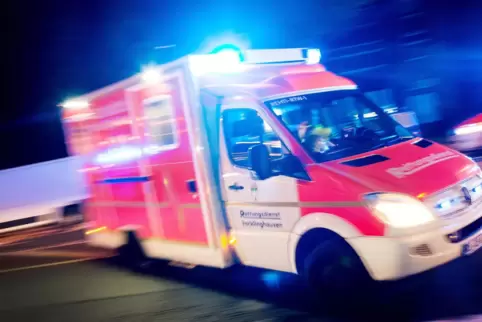 Vorsorglich ins Krankenhaus gebracht wurde ein zehnjähriger Junge nach einem Unfall in Karlsruhe. 