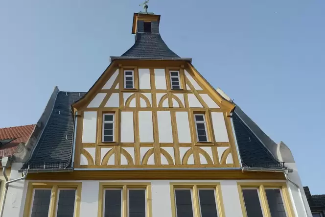 Im oberen Bereich ist die Fassade des alten Rathauses schon neu gestaltet, der untere Teil steht noch aus.