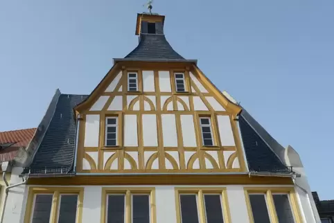Im oberen Bereich ist die Fassade des alten Rathauses schon neu gestaltet, der untere Teil steht noch aus.