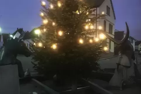 Ortsbürgermeisterin Winkelmann lobt den Wettbewerb Weihnachtsdorf aus. 