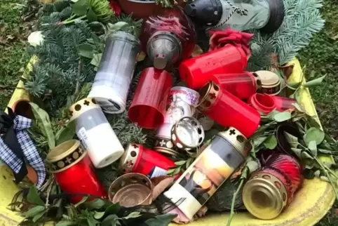 Diese Gestecke und Grablichter wurden von einem der Ruheparkbereiche abgeräumt. 