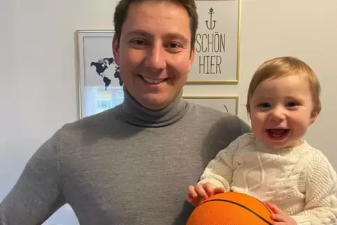 Früh übt sich: Der stolze Papa Milomir Mihailovic zeigt seinem kleinen Sohn Bogdan, wie sein Spielgerät, der Basketball, aussieh