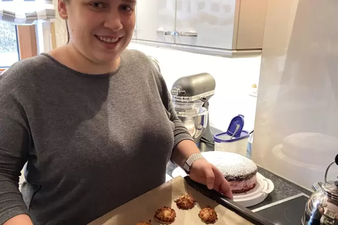 Jana Rödler und die gelungenen Protein-Plätzchen. Jana Rödler und die gelungenen Protein-Plätzchen.