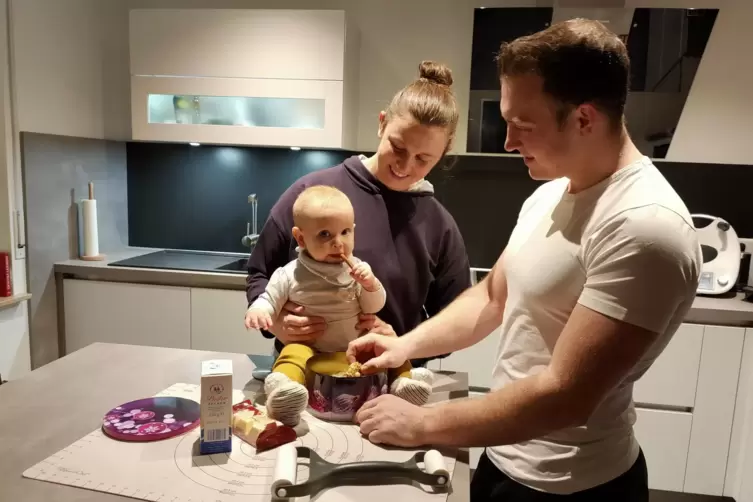 Familie W&auml;tzold beim Pl&auml;tzchenbacken.