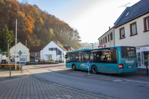 Um die Bushaltestellen in Kirrberg kommt es zum Disput zwischen Ortsvorsteher und Rathaus. Um die Bushaltestellen in Kirrberg kommt es zum Disput zwischen Ortsvorsteher und Rathaus.