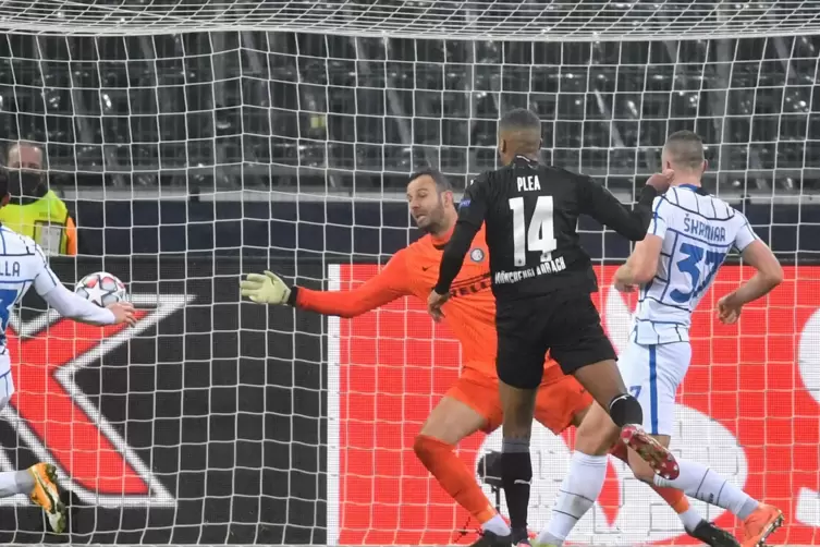 Zwei Treffer von Alassane Pléa – hier beim 1:1 – reichten nicht zum Sieg gegen Inter.