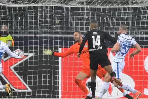 Zwei Treffer von Alassane Pléa – hier beim 1:1 – reichten nicht zum Sieg gegen Inter.