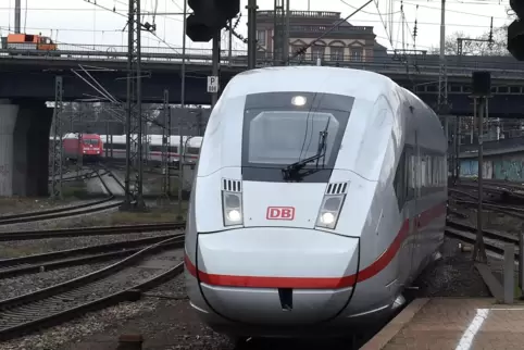 Mit dem Fahrplanwechsel am 13. Dezember gehen 15 neue ICE 4 in Betrieb. Dadurch verfügt die Deutsche Bahn über deutlich größere 