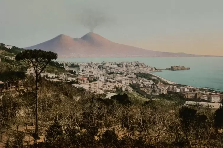 Mit Wasserfarben wurde nachkoloriert wie hier der Blick über Neapel mit dem Vesuv um 1895. 