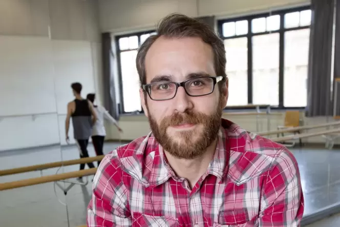 An seiner alten Wirkungsstätte: Elias Glatzle im Ballettsaal des Pfalztheaters. An seiner alten Wirkungsstätte: Elias Glatzle im Ballettsaal des Pfalztheaters.