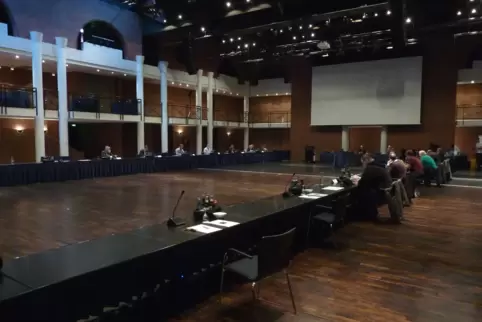 Distanz gehalten wird bei Sitzungen im großen Saal des Congress-Forums Frankenthal.