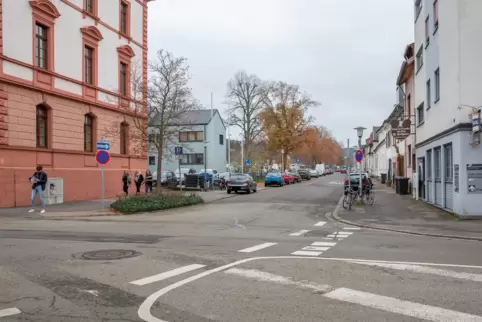 Einfahrt in die Untere Allee in Richtung Waldstadion. Links ist das Homburger Amtsgericht zu sehen. Einfahrt in die Untere Allee in Richtung Waldstadion. Links ist das Homburger Amtsgericht zu sehen.