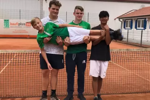 Neu zusammengestellte Truppe mit Erfolg: Julian Heil (von links), Philipp Hönig, Jannis Schmitt und (getragen) Felix Hantge. 