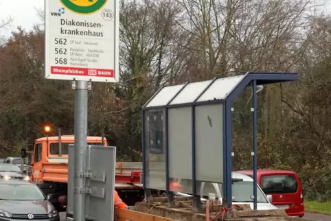 Damit der Bus nicht abfährt: Anlieferung eines Wartehäuschens in der Paul-Egell-Straße 2014. 