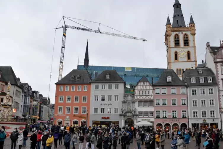 Menschen gedenken der Opfer der Amokfahrt in Trier. 